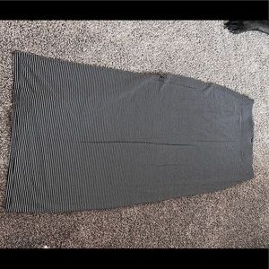 Old navy black and white stile maxi skirt with slit